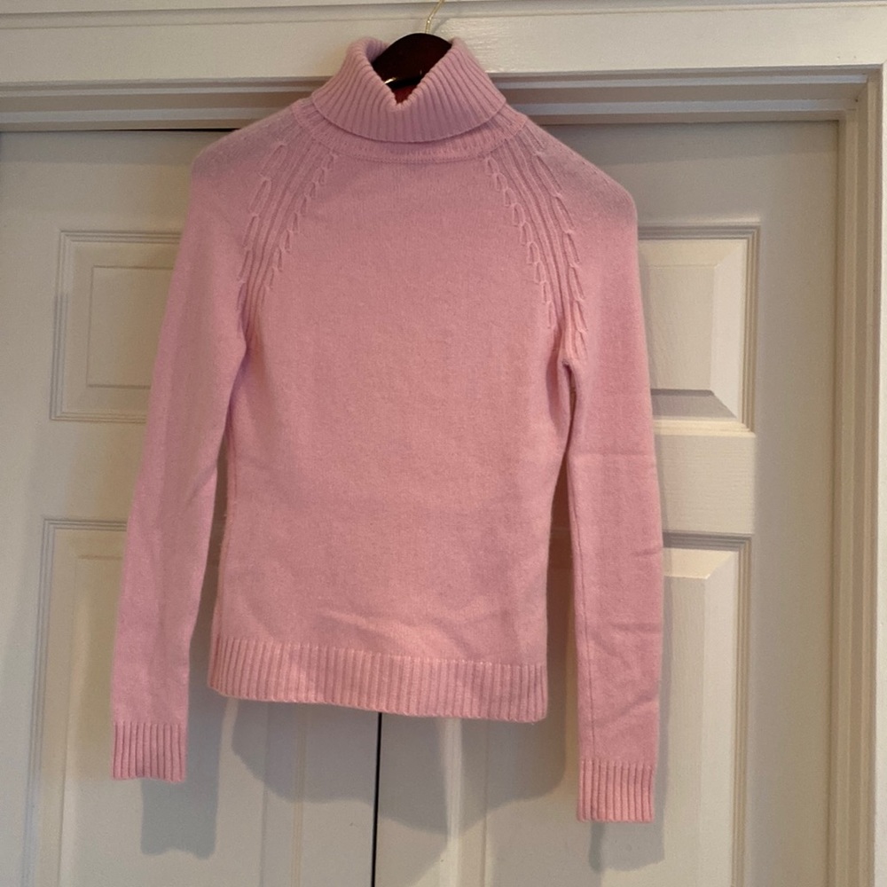 Cashmere turle neck. 100% cashmere. Pretty details at shoulders. S